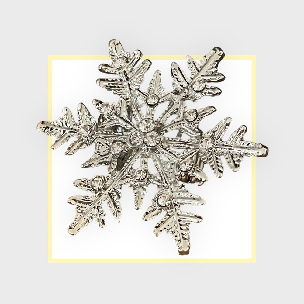 Ladies Silver Snowflake with Crystals, Stretchy Ring or Scarf Holder
